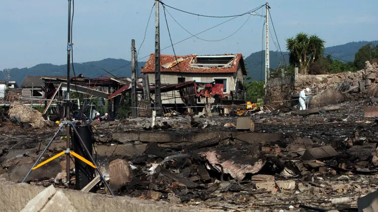 Equipos de desactivación de explosivos e rebo traballando en Tui. SALVADOR SAS (EFE)