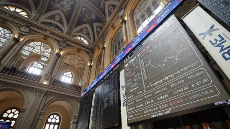 Las bolsas europeas y el Ibex se desploman. JAVIER LIZÓN (EFE)