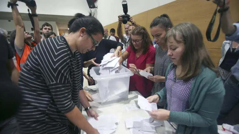 Recuerto de votos en un instituto de Tarragona el 1-O. EFE