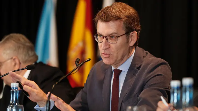 Núñez Feijóo acompañado del Presidente de la Diputacion de Lugo, durante la inauguración de las XII Xornadas Xurídicas Román García Varela. ELISEO TRIGO (EFE)