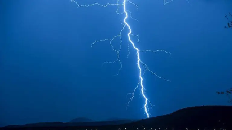 Un rayo ilumina el cielo durante una tormenta eléctrica. EP