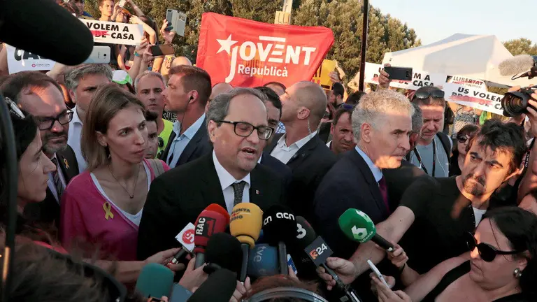 Quim Torra atende aos medios na manifestación convocada pola ANC e Omnium nos accesos ao centro penal “Els Lledoners”. SUSANNA SÁEZ (EFE)