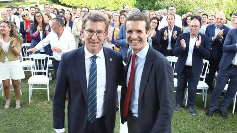 Alberto Núñez Feijóo (izquierda) y Pablo Casado, este miércoles en Santiago. XOÁN REY (EFE)