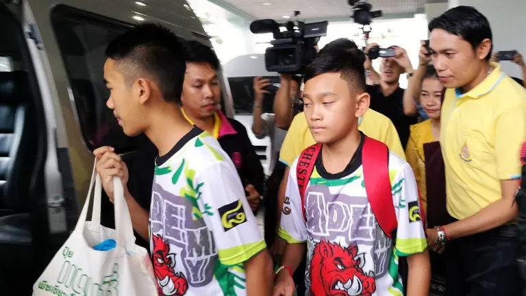 Los niños rescatados de una cueva en Tailandia abandonan el hospital. EFE 