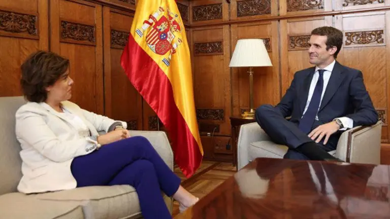 El presidente del Partido Popular Pablo Casado, y la exvicepresidenta del Gobierno Soraya Sáez de Santamaría, durante el encuentro mantenido este miércoles en el Congreso de los Diputados. DIEGO CRESPO (PP)