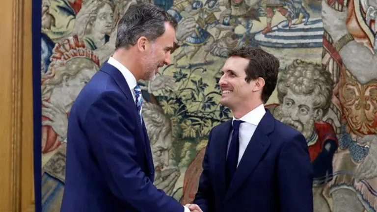 Felipe VI y Pablo Casado. EFE
