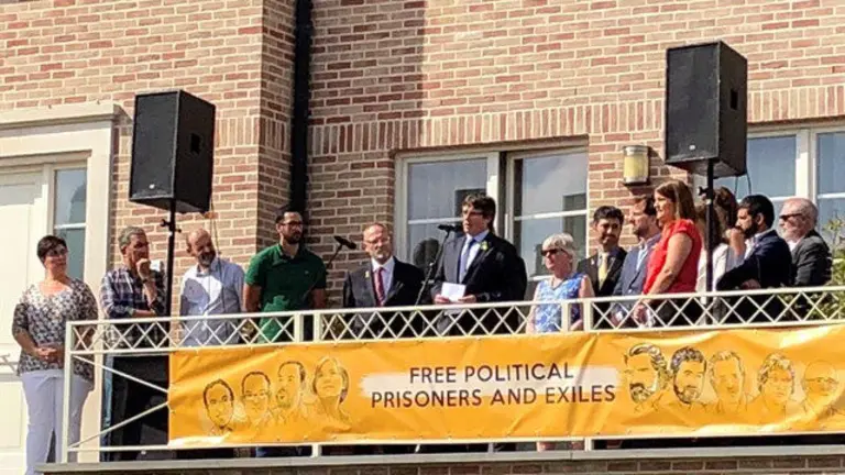 Puigdemont, desde su casa de Waterloo. MARTA BORRÁS (EFE)