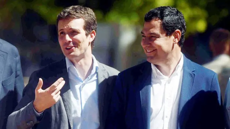 El presidente del Partido Popular, Pablo Casado, visita Córdoba, acompañado del presidente del Partido Popular en Andalucía, Juanma Moreno. RAFA ALCALDE (EFE)