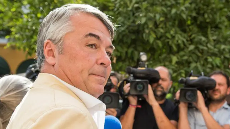 Llegada a los juzgados de Sevilla de Agustín Martínez, abogado del Ángel Boza. RAÚL CARO (EFE)