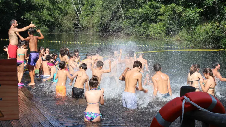 Scouts portugueses se bañan en el Cercud de Baamonde. SILVIA IGLESIA