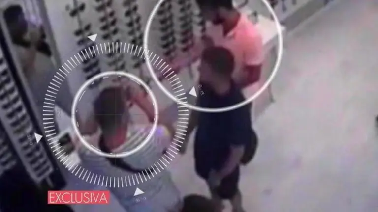 Tres de los miembros de La Manada robando gafas de sol un día antes de la agresión de Pamplona. TELECINCO