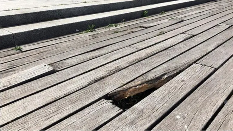 Tabla del paseo de O Marisquiño antes del derrumbe. EFE