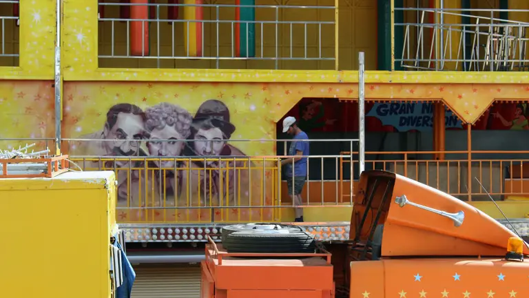 Montaje de una atracción de feria. OLGA FERNÁNDEZ (ARCHIVO)