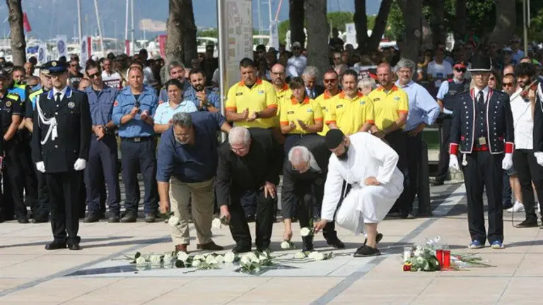 Homenaje a las víctimas en Cambrils. JAUME SELLART (EFE)