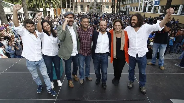Villares, en 2016 en A Coruña con Jorge Suárez, Luca Chao, Martiño Noriega, Xulio Ferreiro, Ada Colau y Antón Sánchez. EFE
