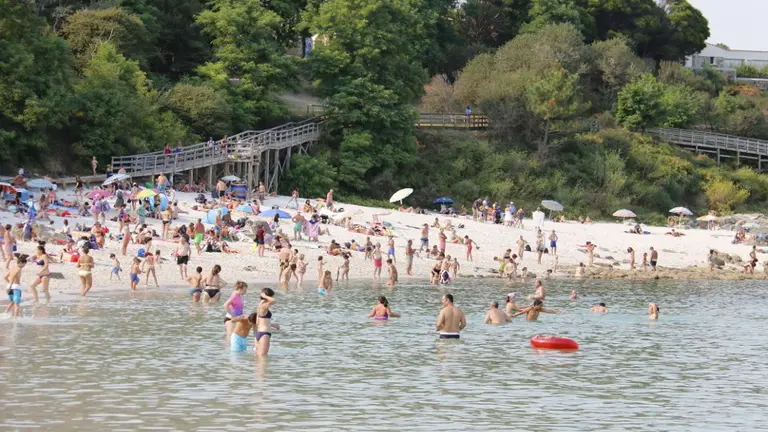 Turistas en la Illa de Ons. ADP