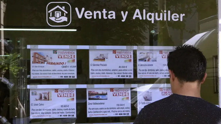 Un joven examina varios anuncios de viviendas. AEP