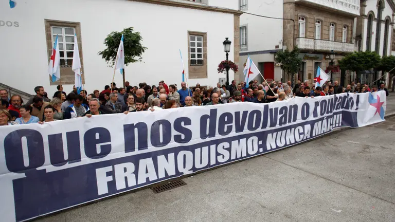 Concentración en apoyo de los acusados celebrada a las puertas del juzgado de Betanzos. CABALAR (EFE)