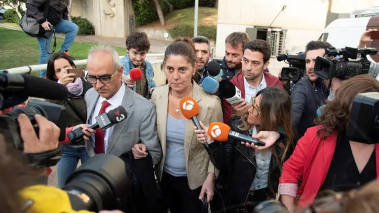 Margarita Garau, madre de Nadia, a la llegada a la Audiencia de Lleida. ADRIÀ ROPERO (EFE)
