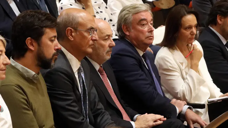 Gómez Reino (izquierda) y Bescana (derecha), en la tribuna del Parlamento. PEPE FERRÍN (AGN)
