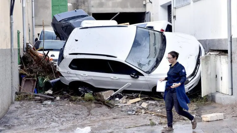 Una de las calles de Sant Lloren&ccedil;, tras las lluvias torrenciales. ATIENZA (EFE)