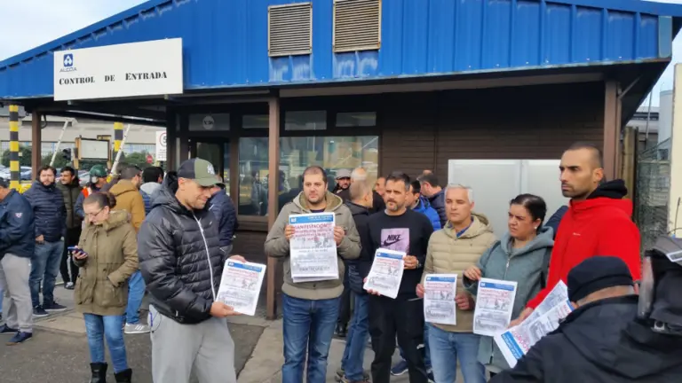 Traballadores concentrados diante da fábrica de Alcoa na Coruña. @Dapena_Dape