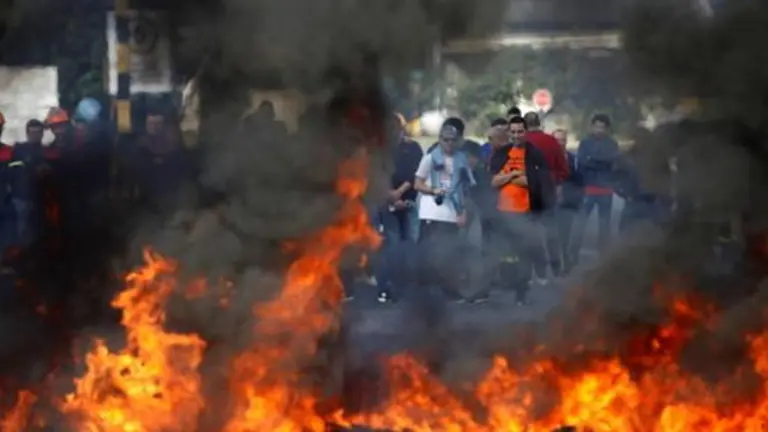 Trabajadores de la fábrica de Alcoa en A Coruña concentrados a las puertas de la factoría. CABALAR