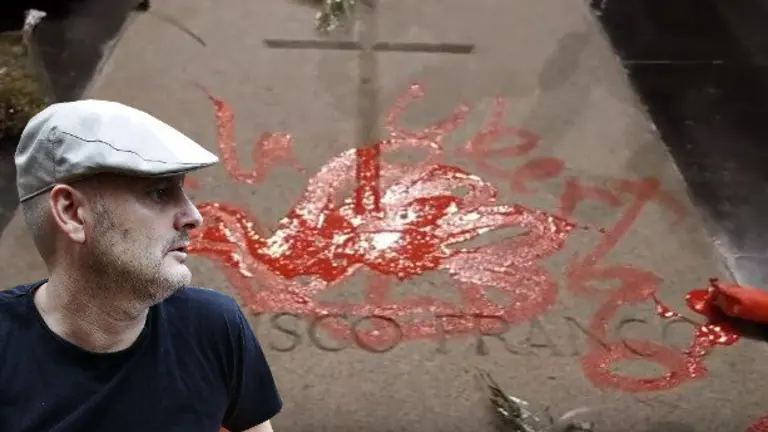 Enrique Tenreiro y la lápida de Franco con la pintura