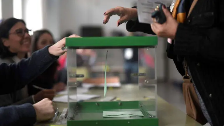 Una mujer vota en un colegio de Córdoba RAFAEL ALCAIDE
