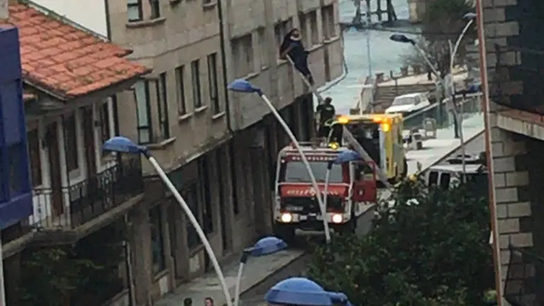 La calle Castelao, en O Grove, acordonada tras el tiroteo DP