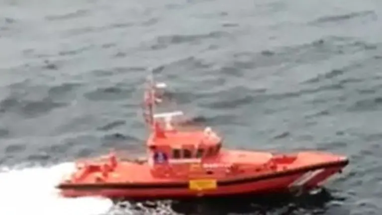 La Salvamar Betelgeuse remolcó el barco al muelle de Oza. TWITTER