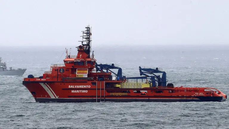 Un barco de Salvamento Marítimo en la zona del naufragio del Sin Querer Dos. LAVANDEIRA JR. (EFE)