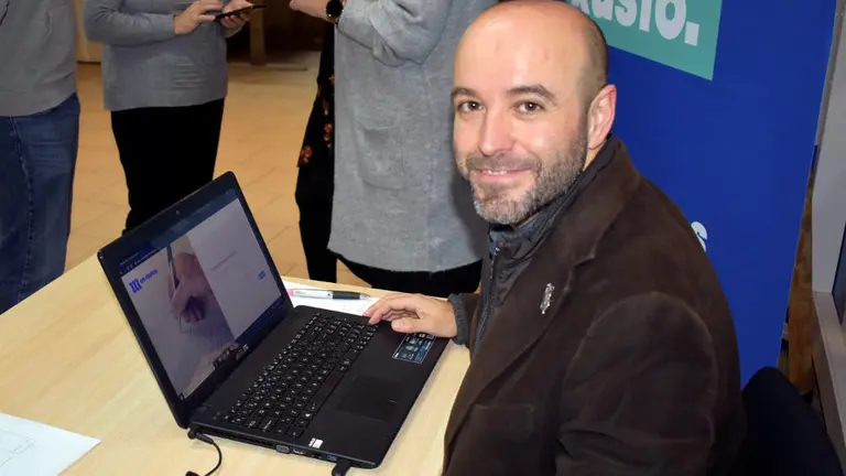 Luís Villares navega na páxina de En Marea.AEP