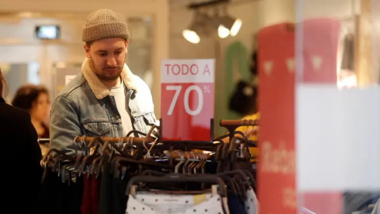 Un mozo mirando roupa rebaixada nunha tenda en Pontevedra. JAVIER CERVERA-MERCADILLO