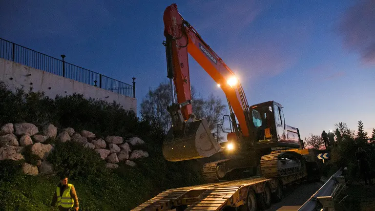 Una máquina excavadora durante los trabajos para rescatar a Julen. ÁLVARO CABRERA (EFE)