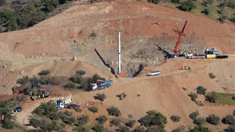 Máquinas trabajando para encontrar a Julen. ÁLVARO CABRERA (EFE)