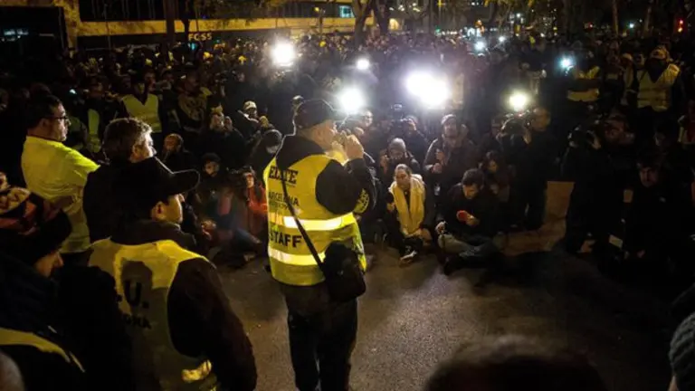 El portavoz de la Asociación Profesional Élite Taxi explica a sus compañeros los acuerdos llegados con la Generalitat.QUIQUE GARCÍA (Efe)