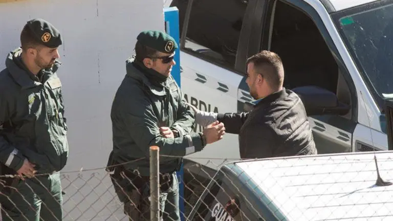 El padre de Julen saluda a dos agentes de la Guardia Civil. DANIEL PÉREZ (EFE)