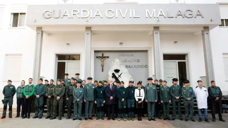 El director general de la Guardia Civil, Félix Azón, junto a la subdelegada del Gobierno en Málaga, María Gámez, y los agentes que participaron en el operativo de rescate de Julen. DANIEL PÉREZ (EFE)
