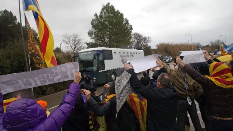Manifestantes muestran su apoyo, este viernes a la salida de la prisión de Brians, a los nueve presos independentistas. QUIQUE GARCÍA (EFE)