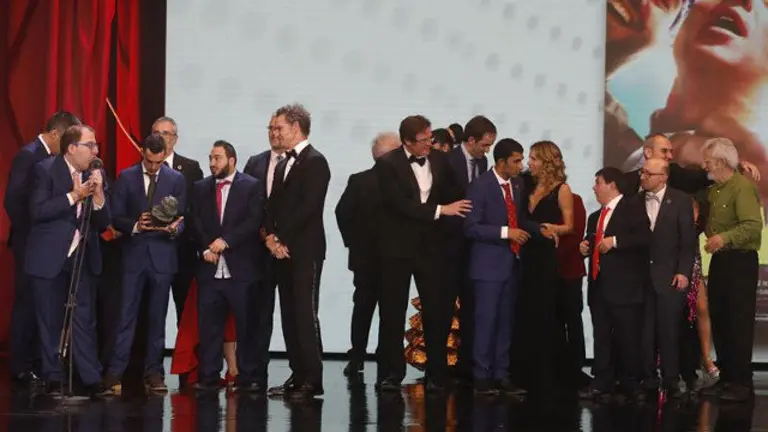 El equipo de 'Campeones' recoge el Goya. BALLESTEROS (EFE)