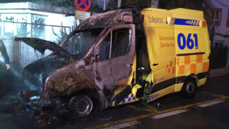 Imagen de la ambulancia calcinada en Tui. FEGAM