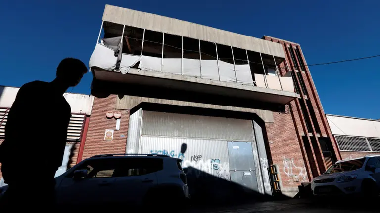 Nave abandonada en Sabadell en la que se produjo el crimen.SUSANA SÁEZ (Efe)