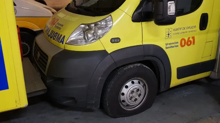 Roda pinchada dunha ambulancia durante a folga. EP