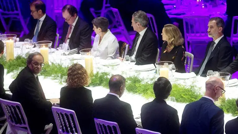 El Rey, frente al presidente de la Generalitat, en el Mobile. QUIQUE GARCÍA (EFE)