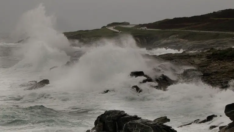 Las olas azotan el litoral gallego. JM VÁZQUEZ (AEP)