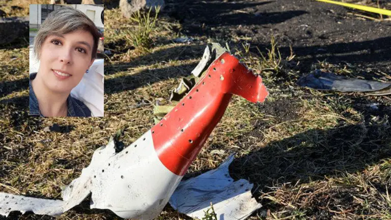 El avión siniestrado en Etiopía con la imagen de la víctima gallega sobreimpresionada. EFE EP