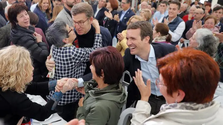 Feijóo y Casado saludan a simpatizantes. LAVANDEIRA JR. (EFE)
