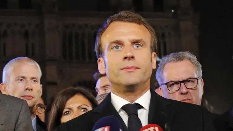 Macron, en una rueda de prensa frente a Notre Dame.PHILIPPE WOJAZER (Efe)