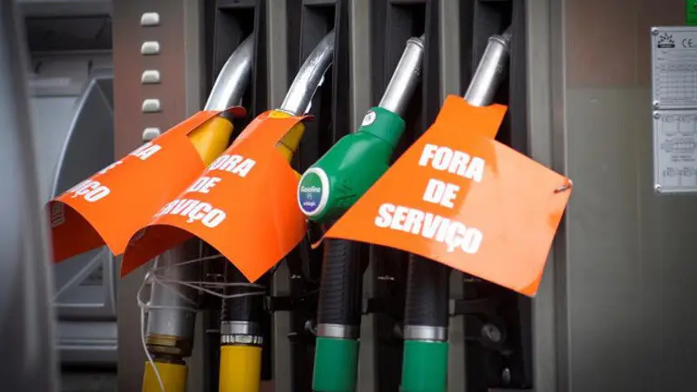 Una gasolinera fuera de servicio en Portugal. TIAGO PETINGA